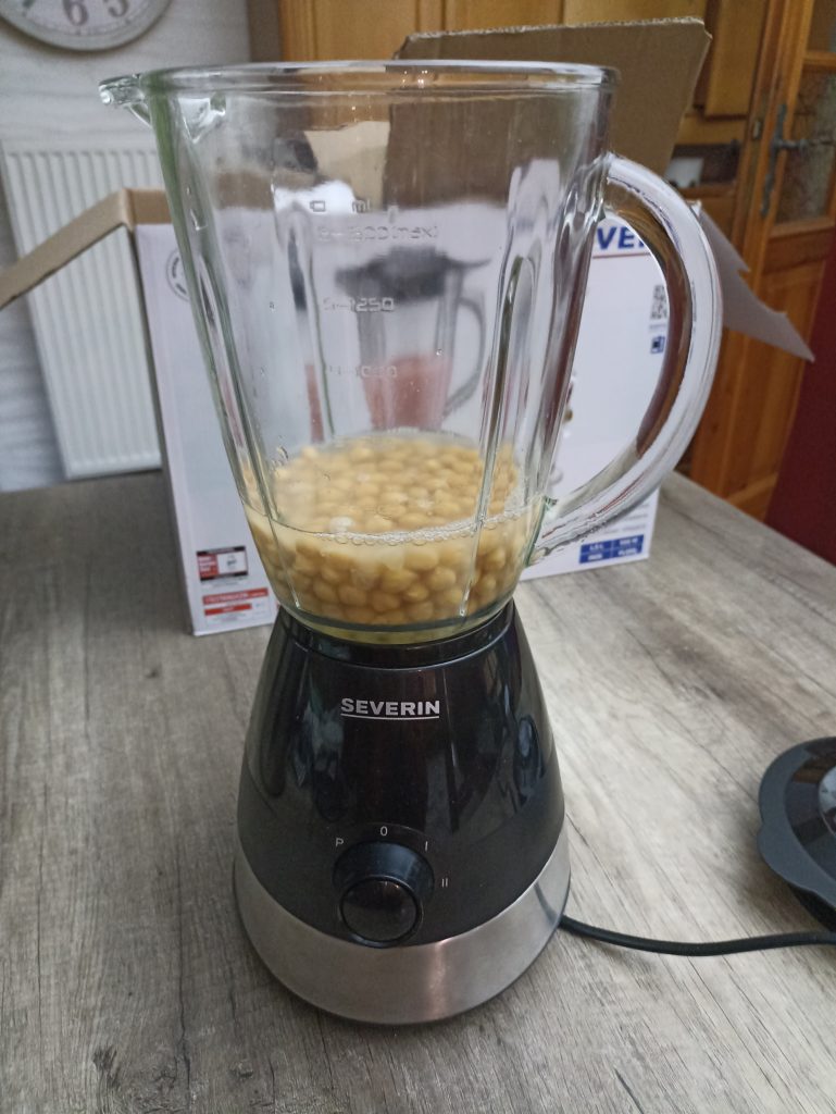 Severin SM 3718 Standmixer, Kichererbsen mit Wasser eingefüllt