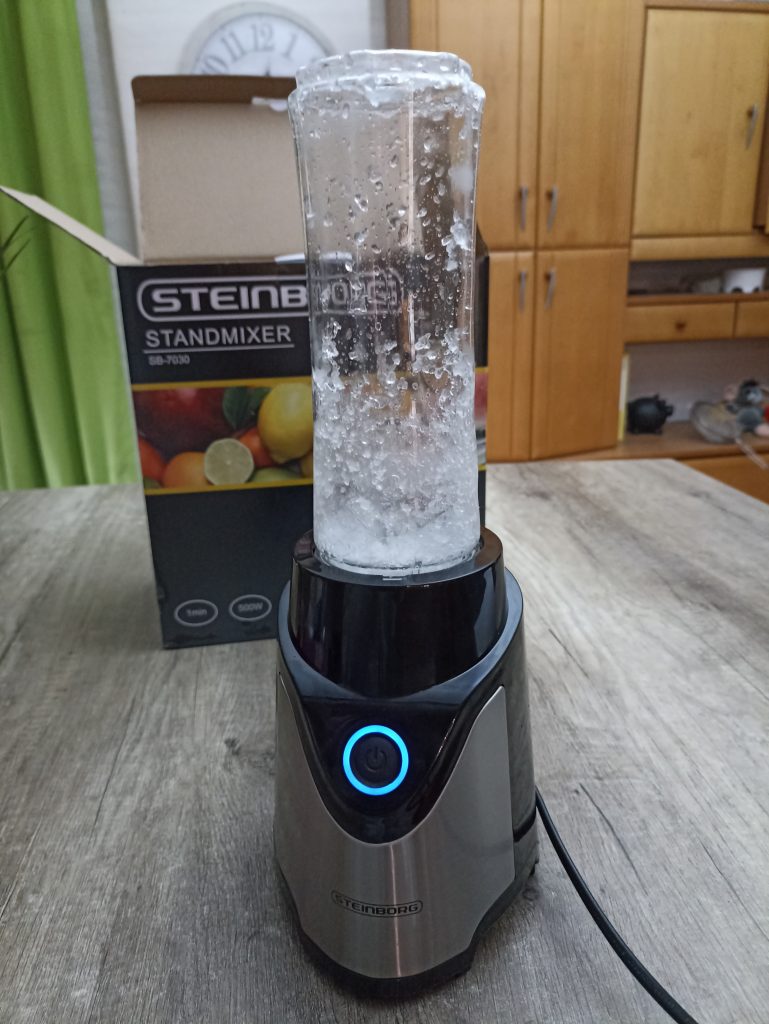 Steinborg SB-7030 Standmixer, Eiswürfel zerkleinert