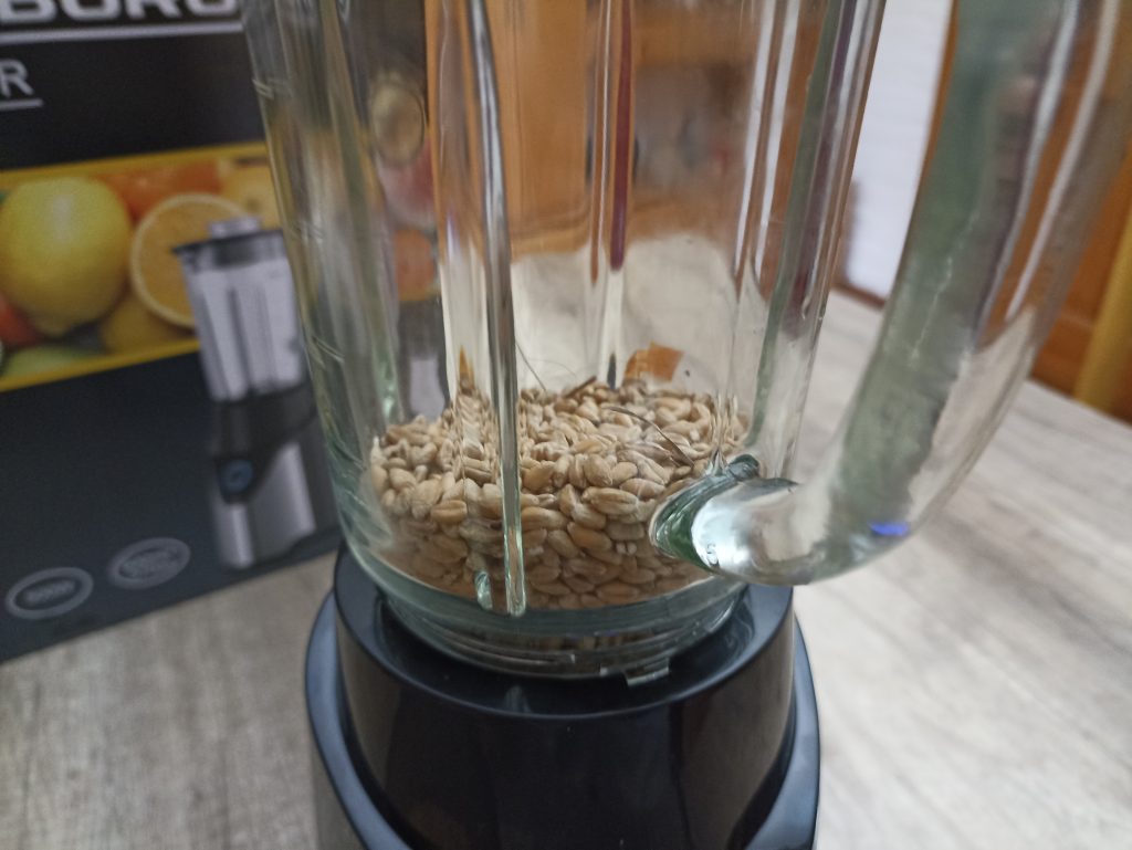 Steinborg SB-7030 Standmixer, Getreidekörner im Behälter