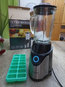 Steinborg SB-7030 Standmixer, vor dem Zerkleiner von Eiswürfeln