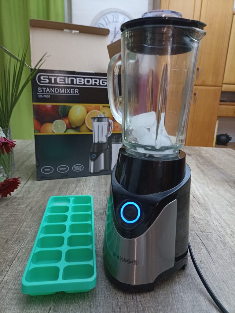 Steinborg SB-7030 Standmixer, vor dem Zerkleiner von Eiswürfeln
