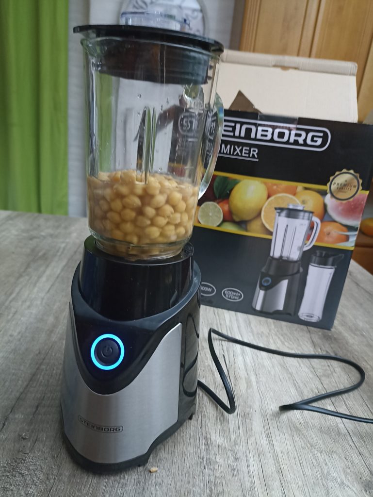 Steinborg SB-7030 Standmixer, vor der Zubereitung von Hummus