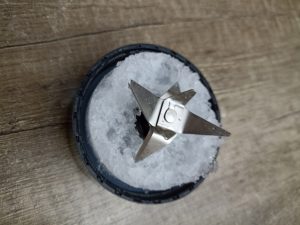 Steinborg SB-7030 Standmixer, zerkleinertes Eis in der Messereinheit