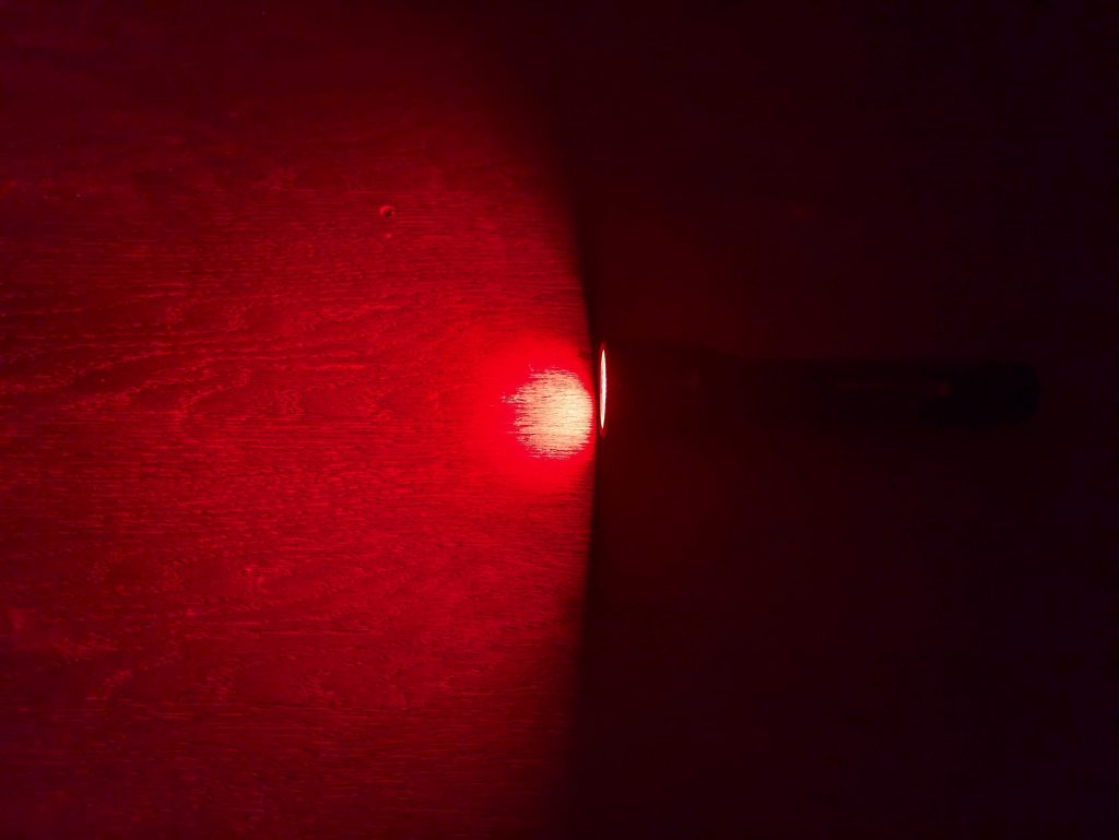 Strahl der Ledlenser P9R Core LEP Taschenlampe, rot