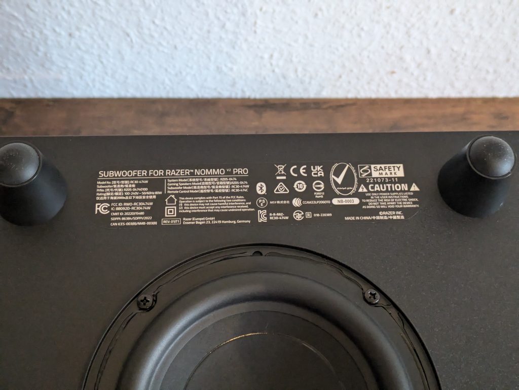 Subwoofer der Razer NOMMO V2 Pro PC-Lautsprecher von unten in der Nahansicht