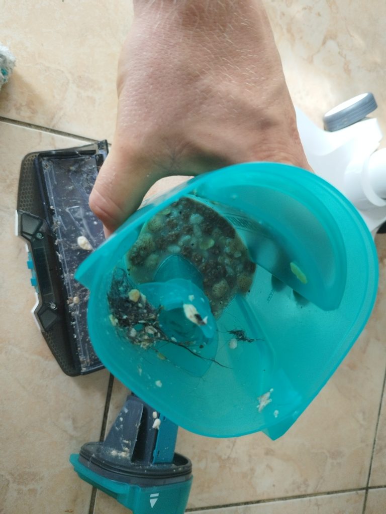 Tank-des-Leifheit-Regulus-Aqua-PowerVac-Pro-2.0-Saugwischers-geoeffnet