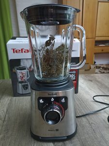 Tefal PerfectMix+ BL82AD Standmixer, vor dem Mahlen von Brennesseln