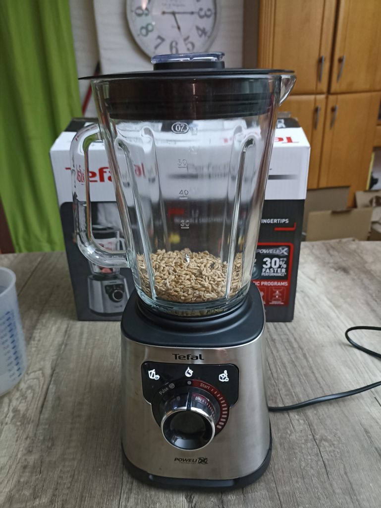 Tefal PerfectMix+ BL82AD Standmixer, vor dem Mahlen von Vollkornweizen