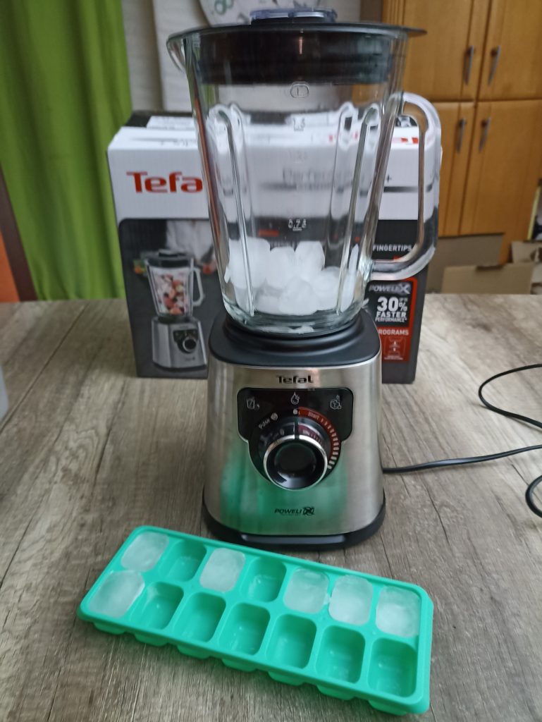 Tefal PerfectMix+ BL82AD Standmixer, vor dem Zerkleinern von acht Eiswürfeln