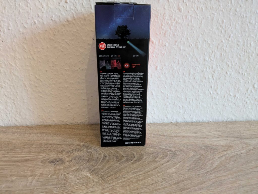 Verpackung der Ledlenser P9R Core LEP Taschenlampe von rechts
