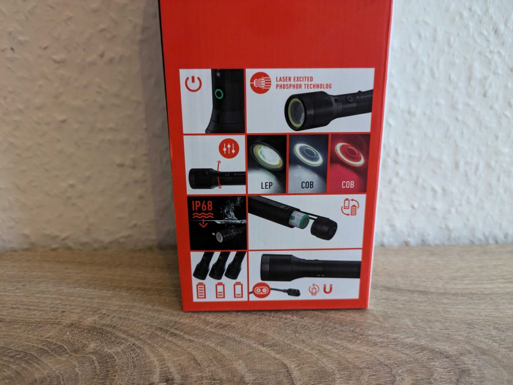 Verpackung der Ledlenser P9R Core LEP Taschenlampe von rechts aus dem nahen