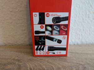 Verpackung der Ledlenser P9R Core LEP Taschenlampe von rechts aus dem nahen