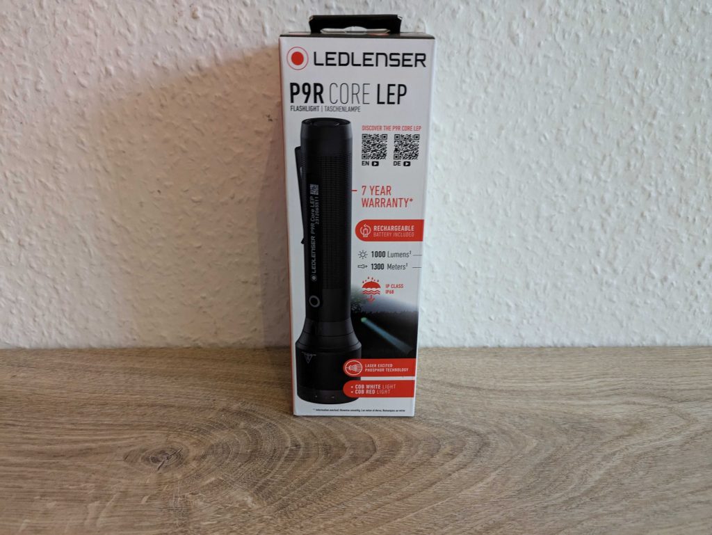 Verpackung der Ledlenser P9R Core LEP Taschenlampe von vorne