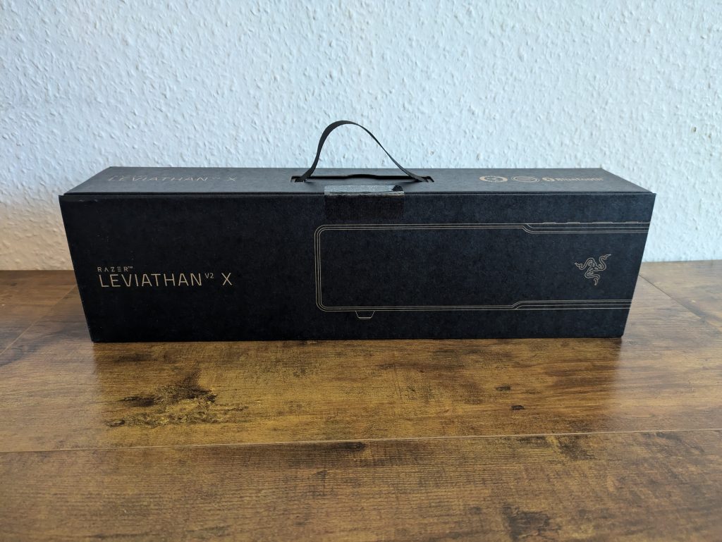 Verpackung der Razer Leviathan V2 X PC-Lautsprecher mit Schlauf e von vorne