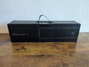 Verpackung der Razer Leviathan V2 X PC-Lautsprecher mit Schlauf e von vorne