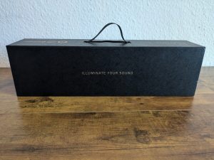 Verpackung der Razer Leviathan V2 X PC-Lautsprecher mit Schlaufe von hinten