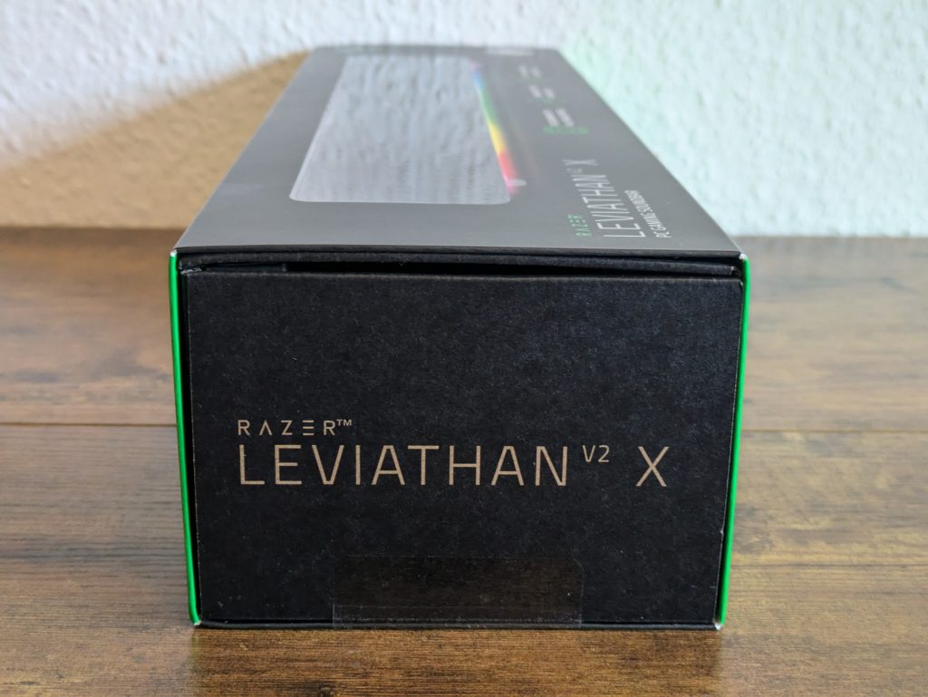 Verpackung der Razer Leviathan V2 X PC-Lautsprecher von Rechts