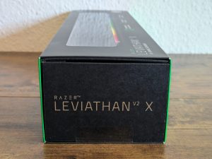 Verpackung der Razer Leviathan V2 X PC-Lautsprecher von Rechts