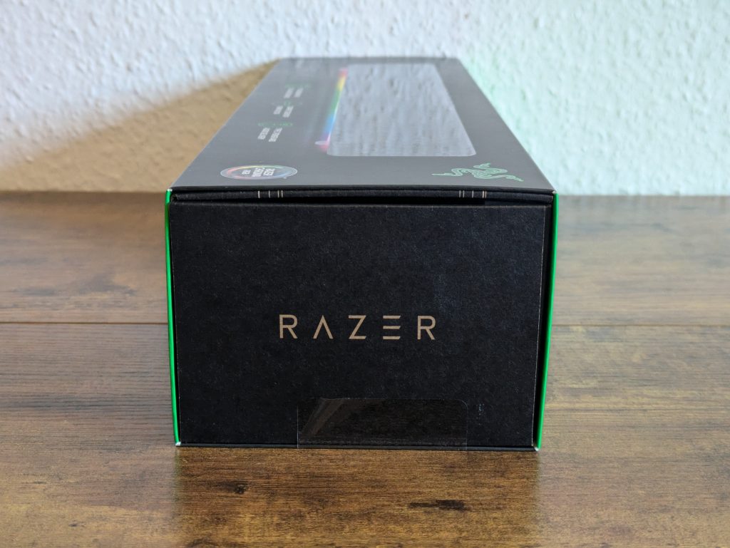 Verpackung der Razer Leviathan V2 X PC-Lautsprecher von der Seite