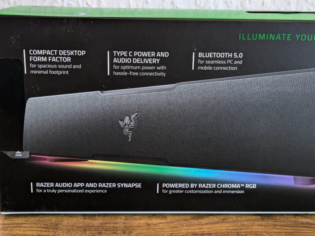 Verpackung der Razer Leviathan V2 X PC-Lautsprecher von hinten in der Nahansicht