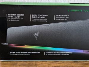 Verpackung der Razer Leviathan V2 X PC-Lautsprecher von hinten in der Nahansicht
