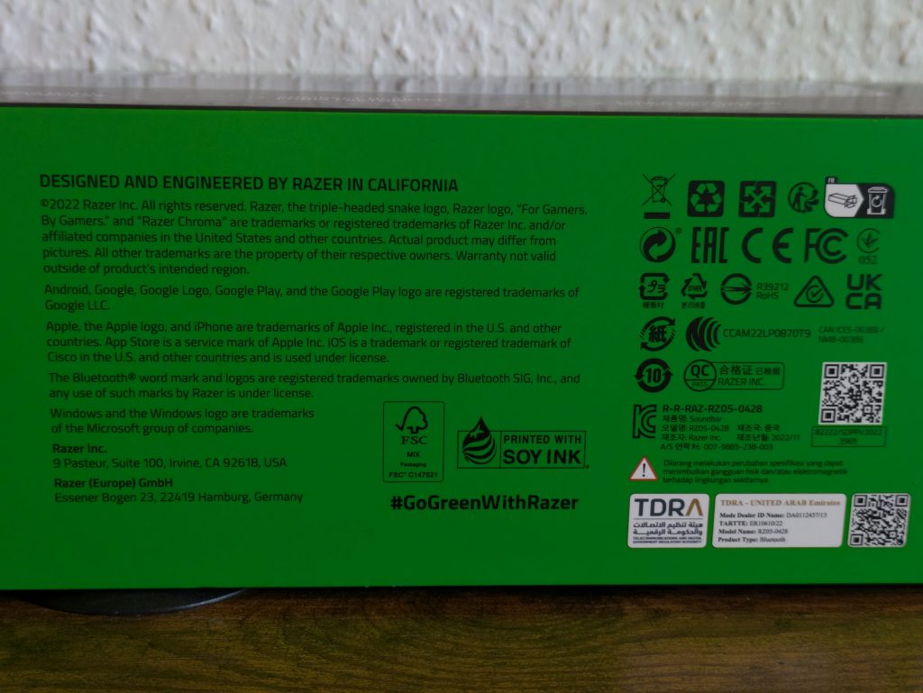 Verpackung der Razer Leviathan V2 X PC-Lautsprecher von unten in der Nahansicht