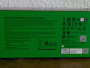 Verpackung der Razer Leviathan V2 X PC-Lautsprecher von unten in der Nahansicht