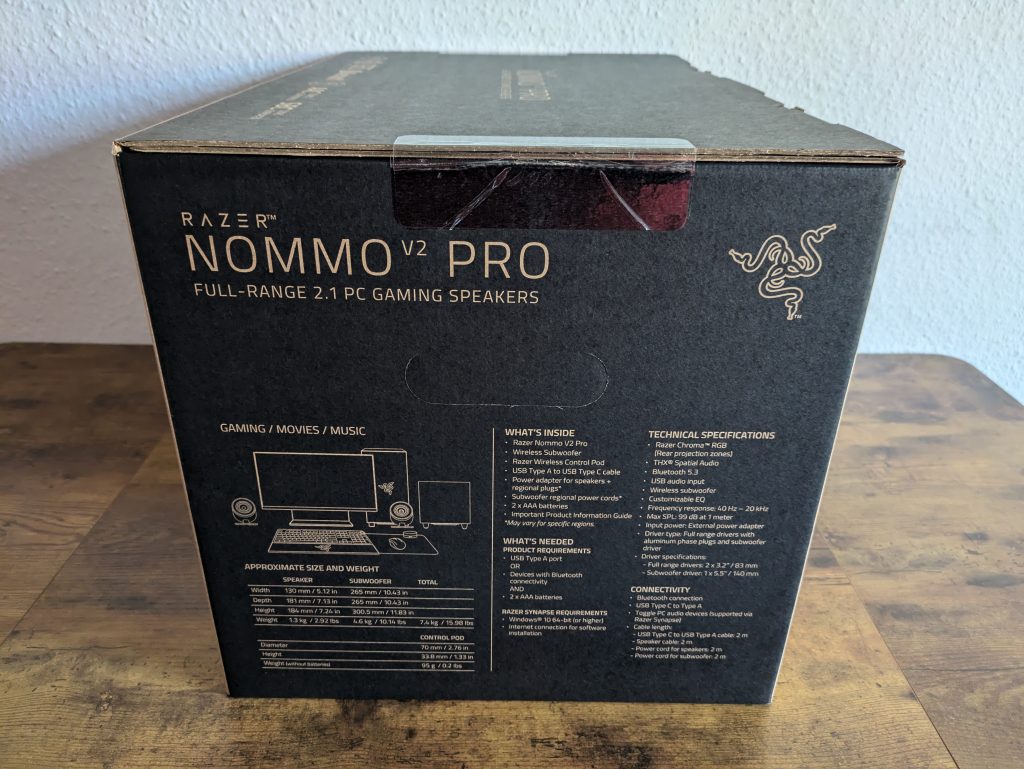 Verpackung der Razer NOMMO V2 Pro PC-Lautsprecher von Links