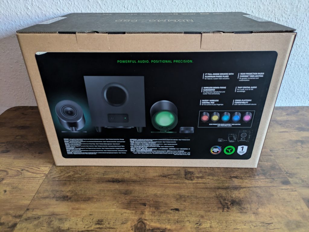 Verpackung der Razer NOMMO V2 Pro PC-Lautsprecher von hinten
