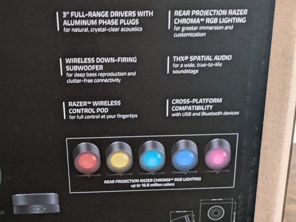 Verpackung der Razer NOMMO V2 Pro PC-Lautsprecher von hinten Nahansicht