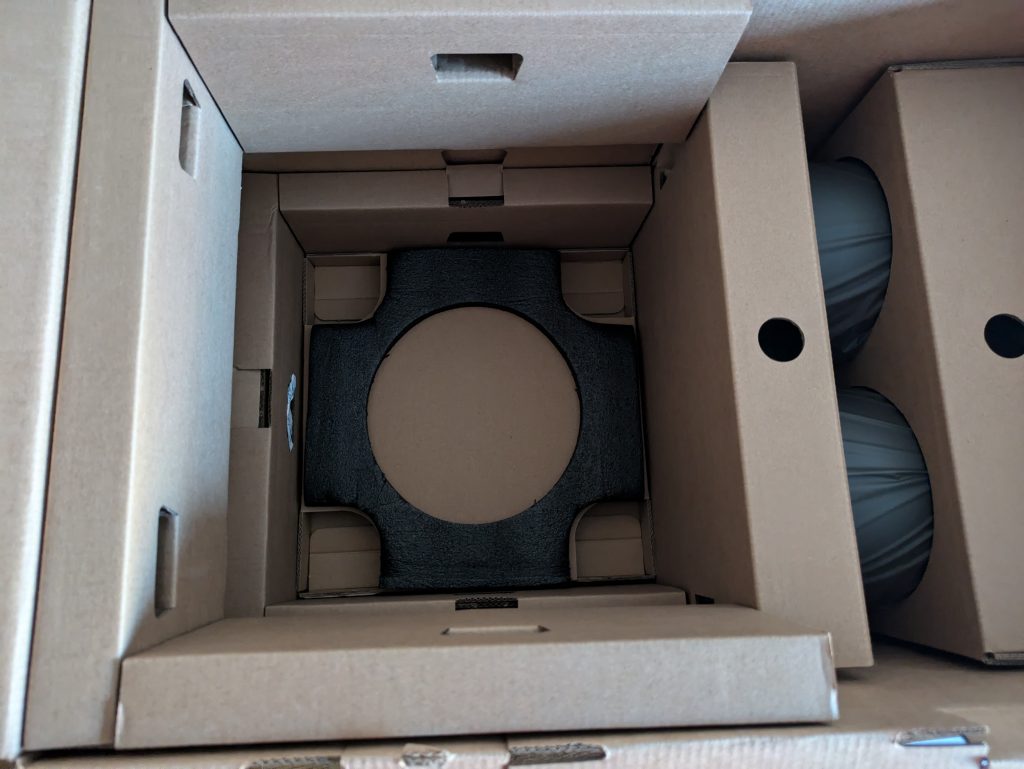Verpackung der Razer NOMMO V2 Pro PC-Lautsprecher von innen
