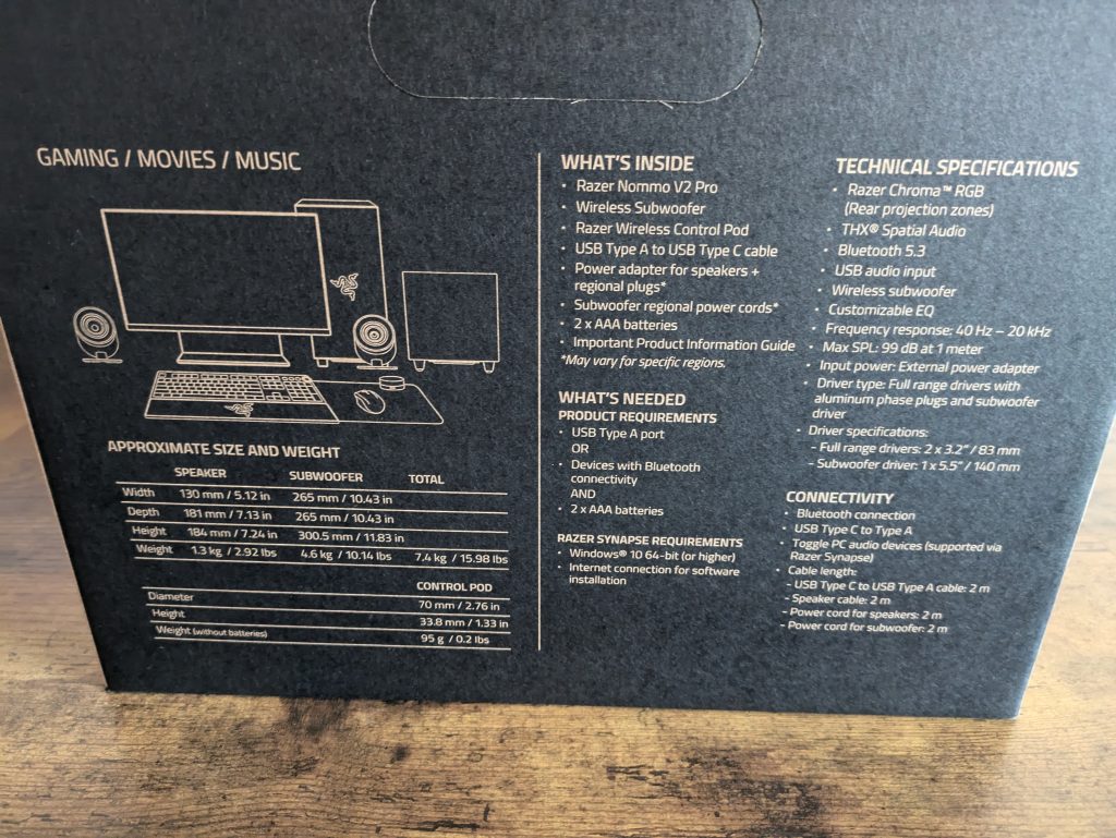 Verpackung der Razer NOMMO V2 Pro PC-Lautsprecher von links Nahansicht