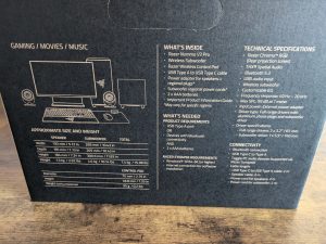 Verpackung der Razer NOMMO V2 Pro PC-Lautsprecher von links Nahansicht