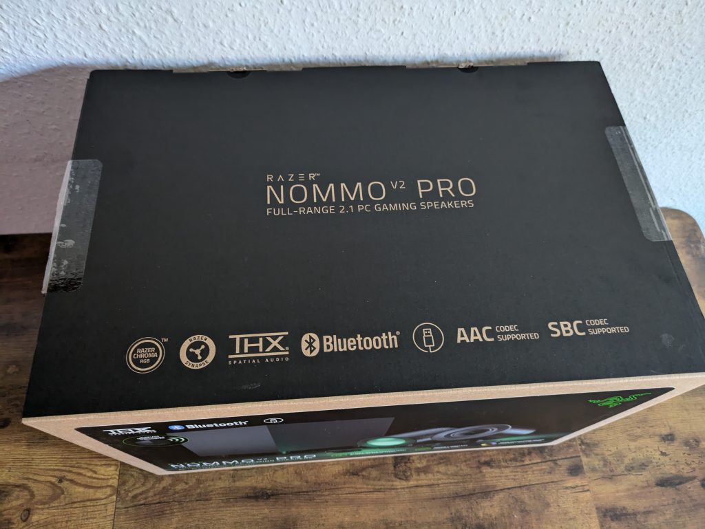 Verpackung der Razer NOMMO V2 Pro PC-Lautsprecher von oben