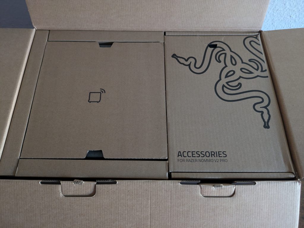 Verpackung der Razer NOMMO V2 Pro PC-Lautsprecher von oben (3)
