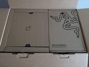 Verpackung der Razer NOMMO V2 Pro PC-Lautsprecher von oben (3)