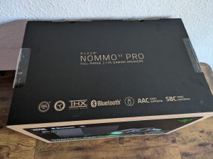Verpackung der Razer NOMMO V2 Pro PC-Lautsprecher von oben