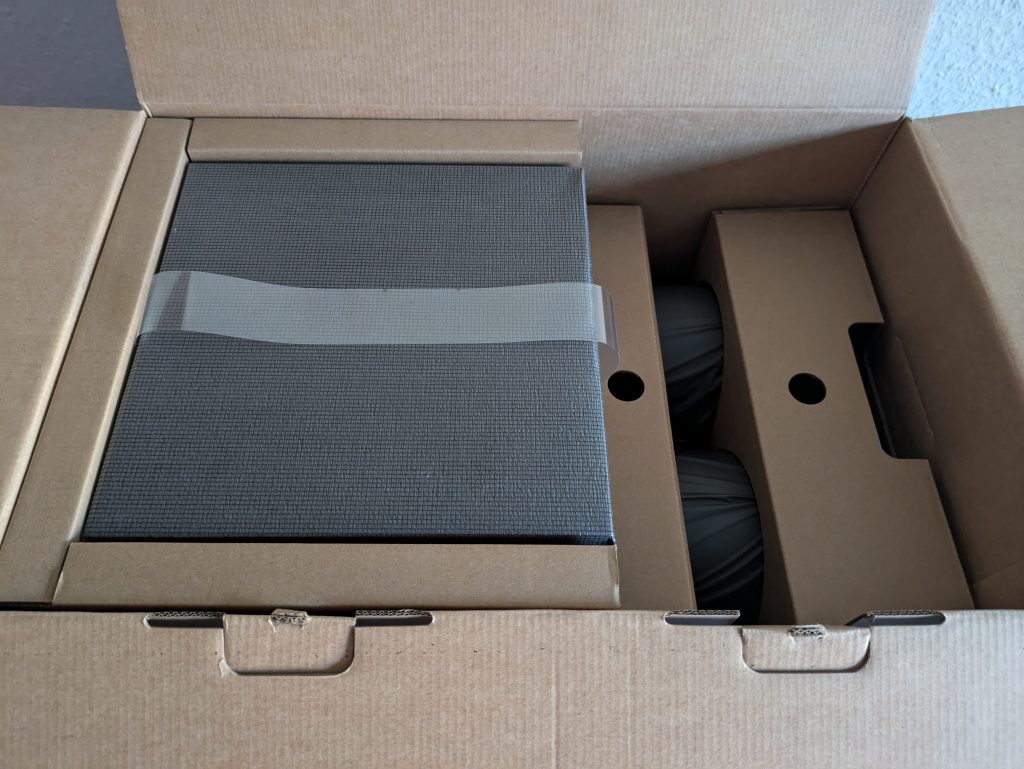 Verpackung der Razer NOMMO V2 Pro PC-Lautsprecher von oben (4)