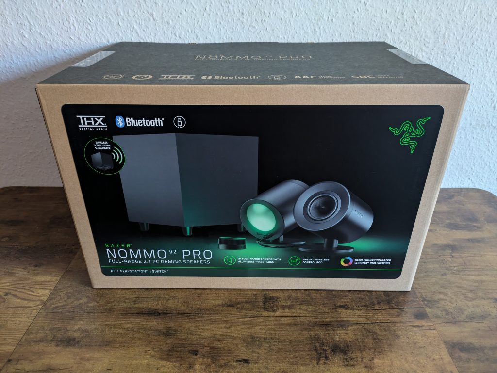 Verpackung der Razer NOMMO V2 Pro PC-Lautsprecher von vorne