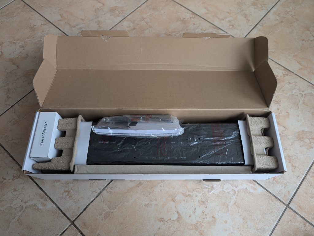 Verpackung der SHARP HT SB700 Soundbar geöffnet