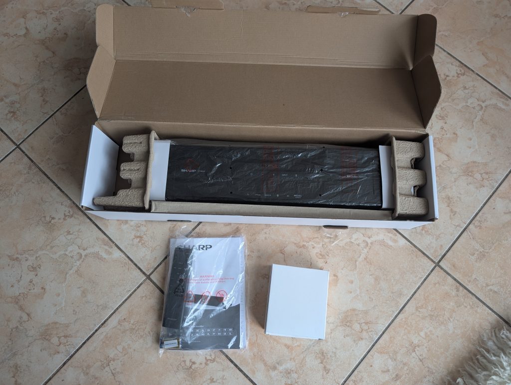 Verpackung der SHARP HT SB700 Soundbar geöffnet und ausgepackt