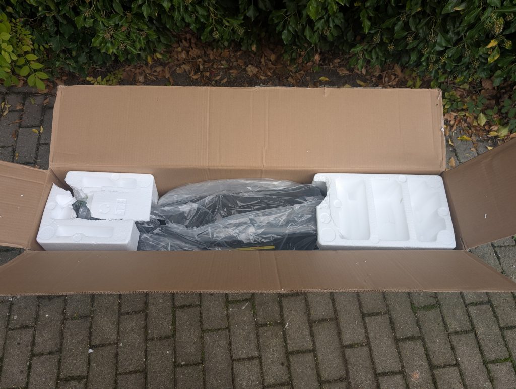 Verpackung des Isinwheel T4 Elektro-Scooters geöffnet