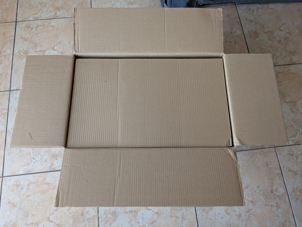 Verpackung des JONR ED12 Saugwischers teilweise geöffnet