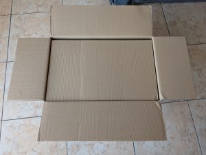 Verpackung des JONR ED12 Saugwischers teilweise geöffnet