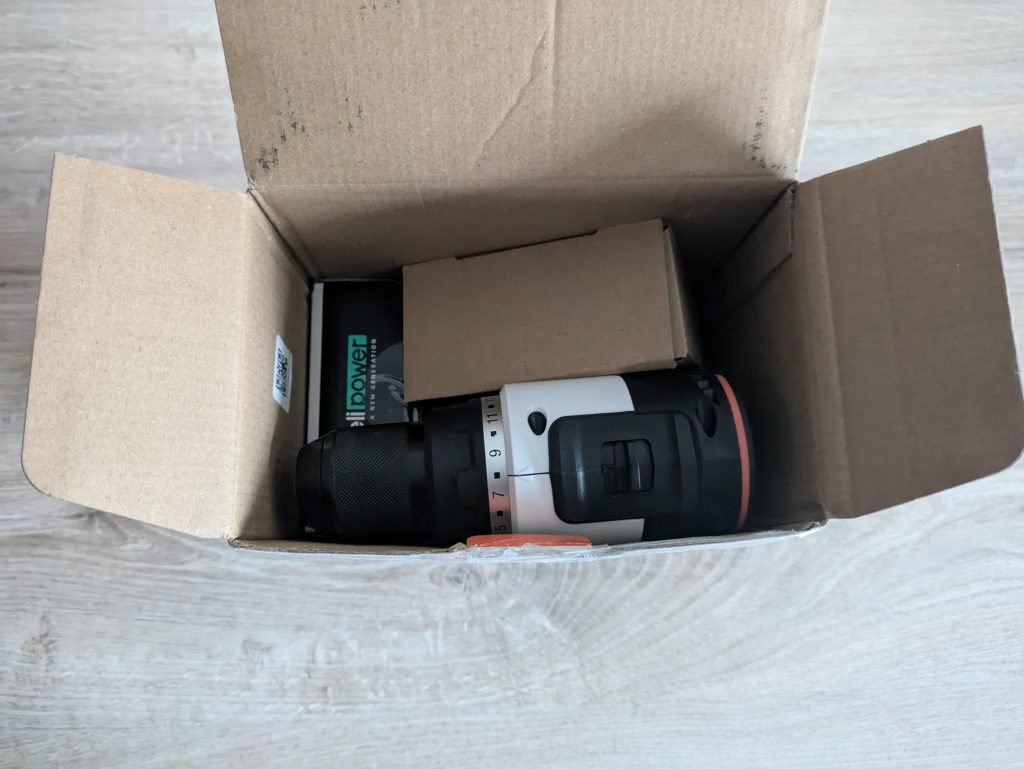 Verpackung des LiTHELi U20DD00-0U120 Akku-Bohrschraubers geöffnet
