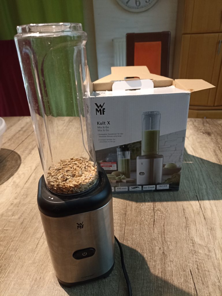 WMF Kult Mix & Go Standmixer, Getreidekörner im Behälter