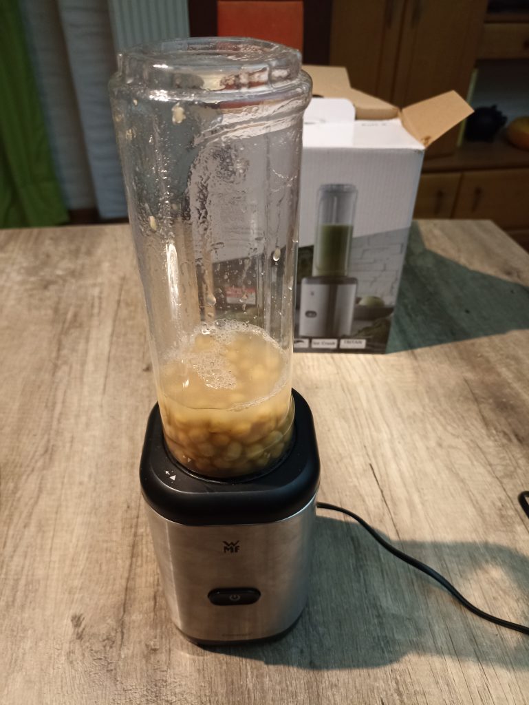 WMF Kult X Mix & Go Smoothie Mini Standmixer, vor der Zubereitung von Hummus