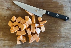ZWILLING Gourmet Küchenmesser Test mit hartem Gemüse