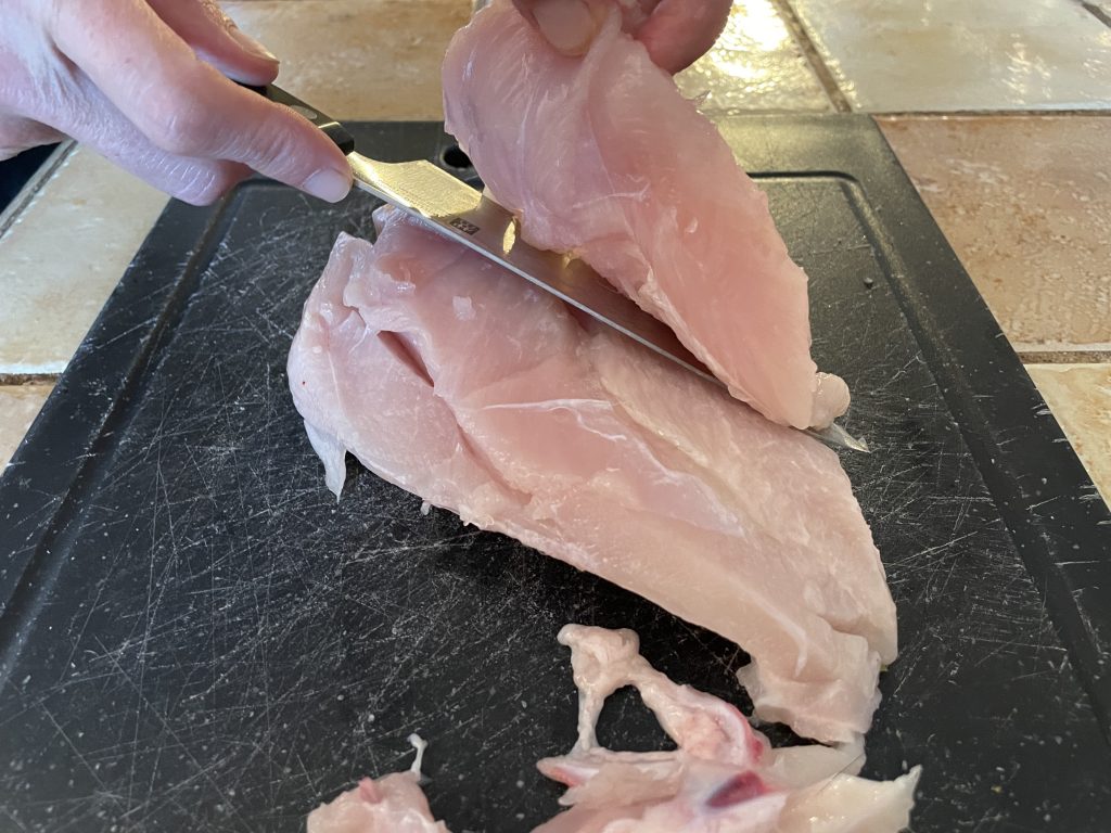 ZWILLING Gourmet Küchenmesser beim Schneiden von Filets