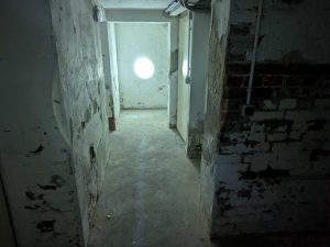 Zentrierter Strahl der Ledlenser P9R Core LEP Taschenlampe im Keller